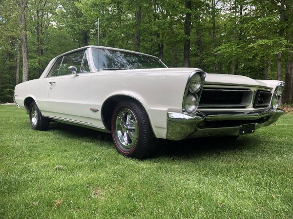 1965 Pontiac GTO 389 Tri-Power Setup